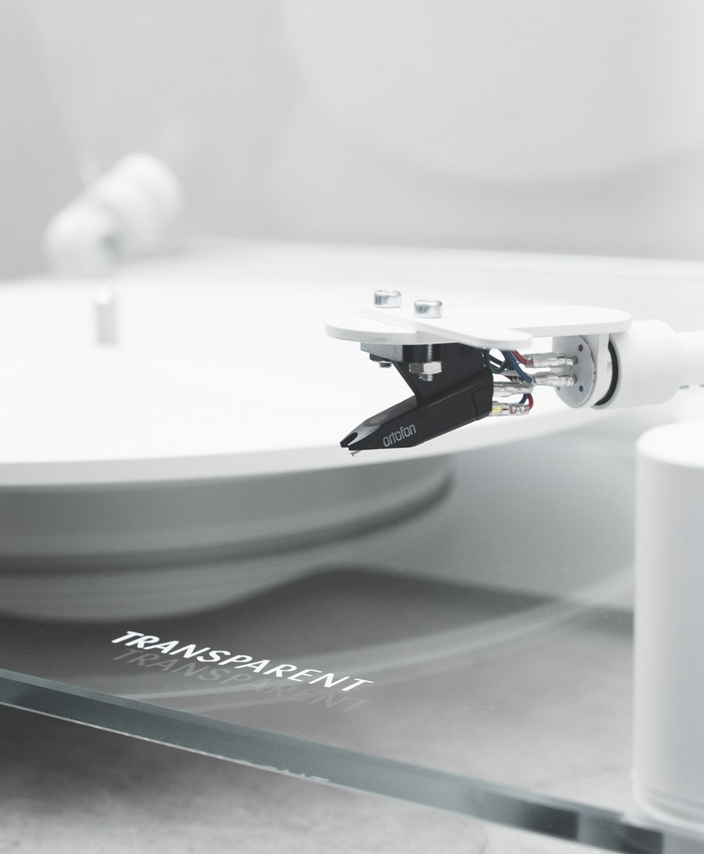 Hier ist ein Moodbild des Transparent Turntables in der Farbe White von der Marke Transparent Sound zu sehen – im Onlineshop RAUM concept store