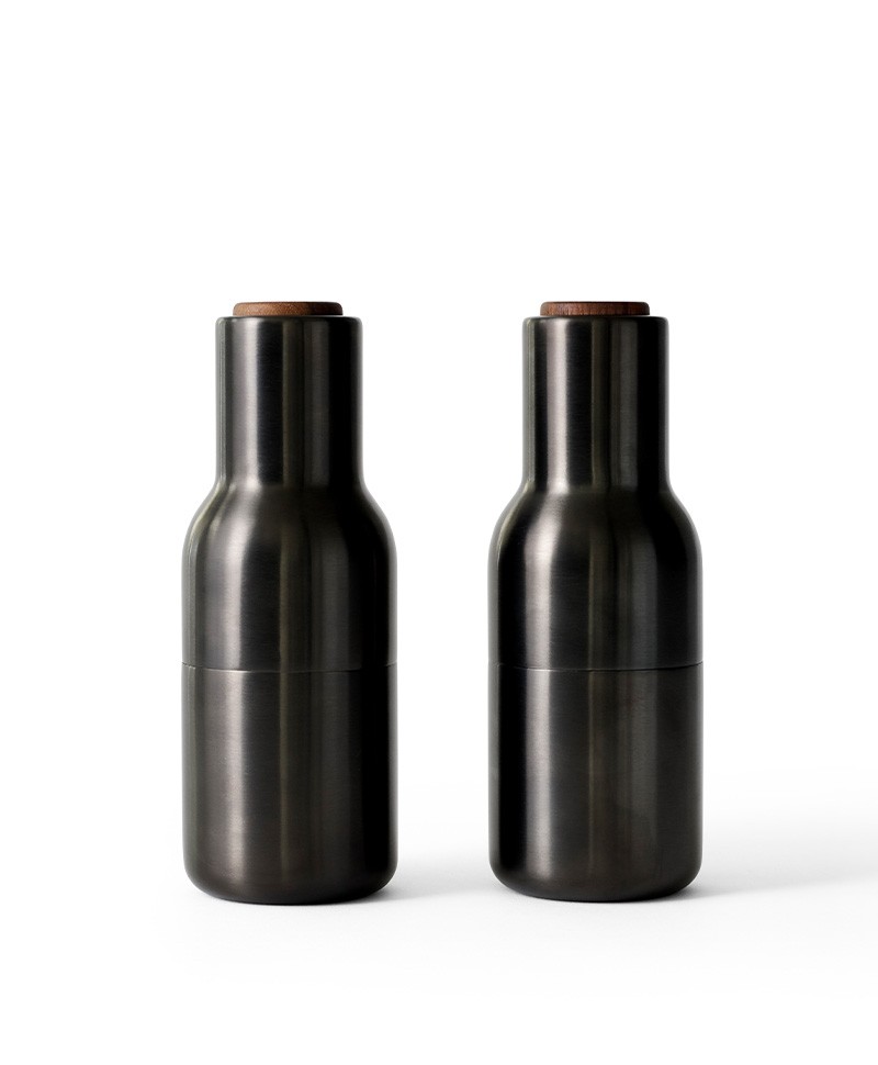 Hier sehen Sie ein Foto der Salz- und Pfeffermühle Bottle Grinders in der Farbe Bronzed Brass von Menu Design