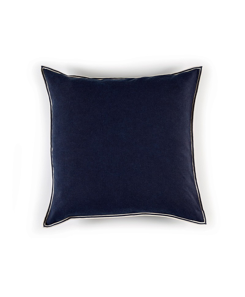 Das Produktbild zeigt das kleine quadratische Kissen Philia in der Farbe bleu encre – im RAUM concept store