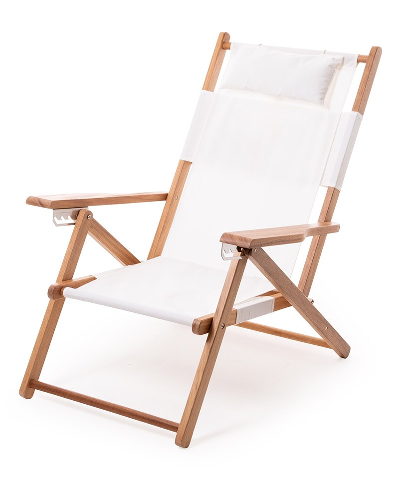 Hier abgebildet ist der The Tommy Chair in antique white von Business & Pleasure Co. – im RAUM concept store