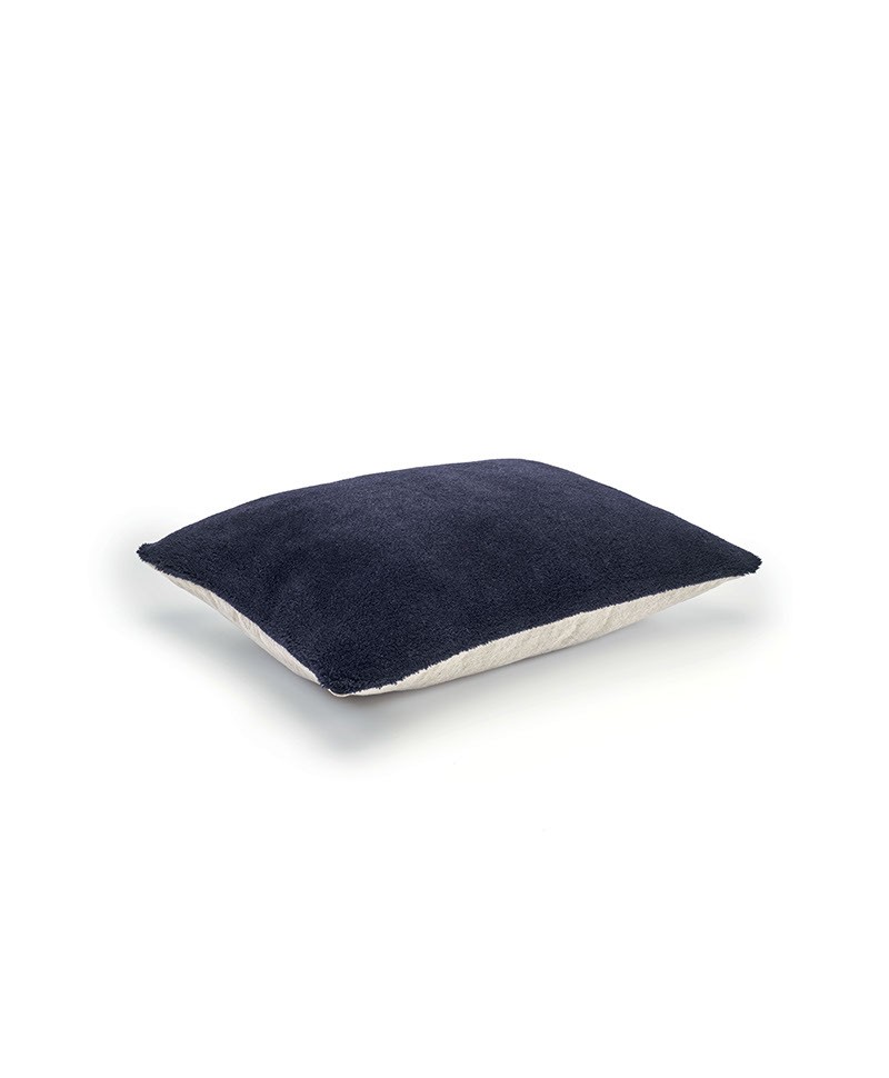 Das Produktbild zeigt das Wollsamt-Kissen Wool Plush in der Farbe Bleu Nuit von Élitis im RAUM concept store