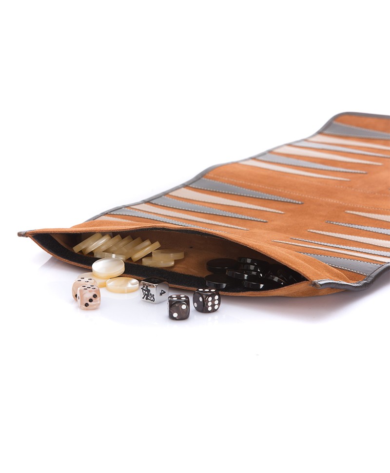 Dieses Produktbild zeigt das Travel Backgammon Victor in cognac von Hector Saxe im RAUM concept store.