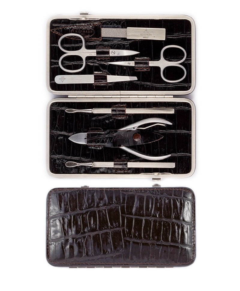 Das Produktbild zeigt das Croc Cowhide Manicure Frame L – Maniküre-Etui Kroko Kalbleder in der Farbe mocca – im Onlineshop RAUM concept store