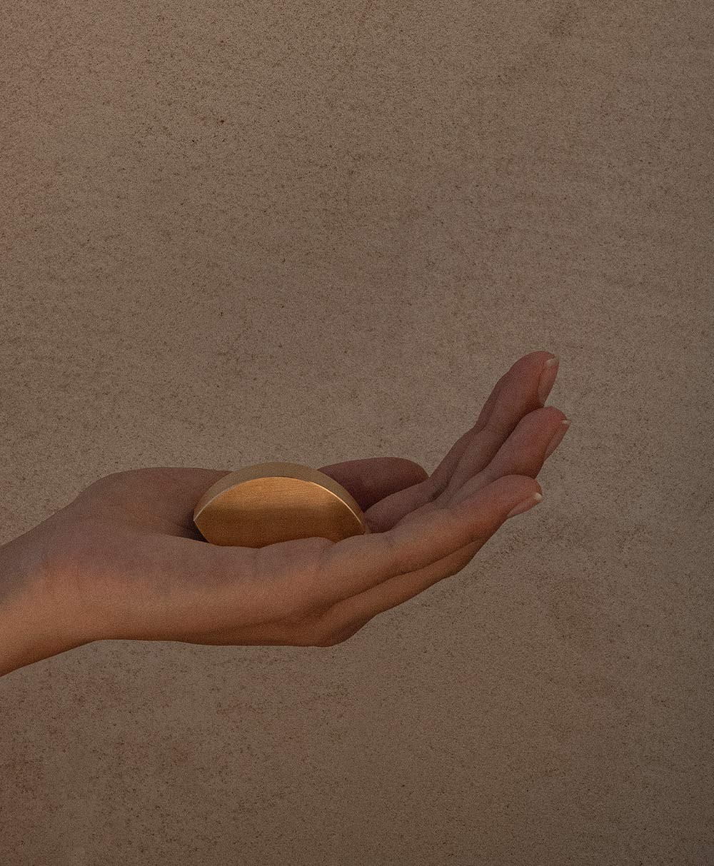 Moodbild des Buchgewichts „Almond“ aus Messing von der Marke CACHÉ im RAUM concept store 