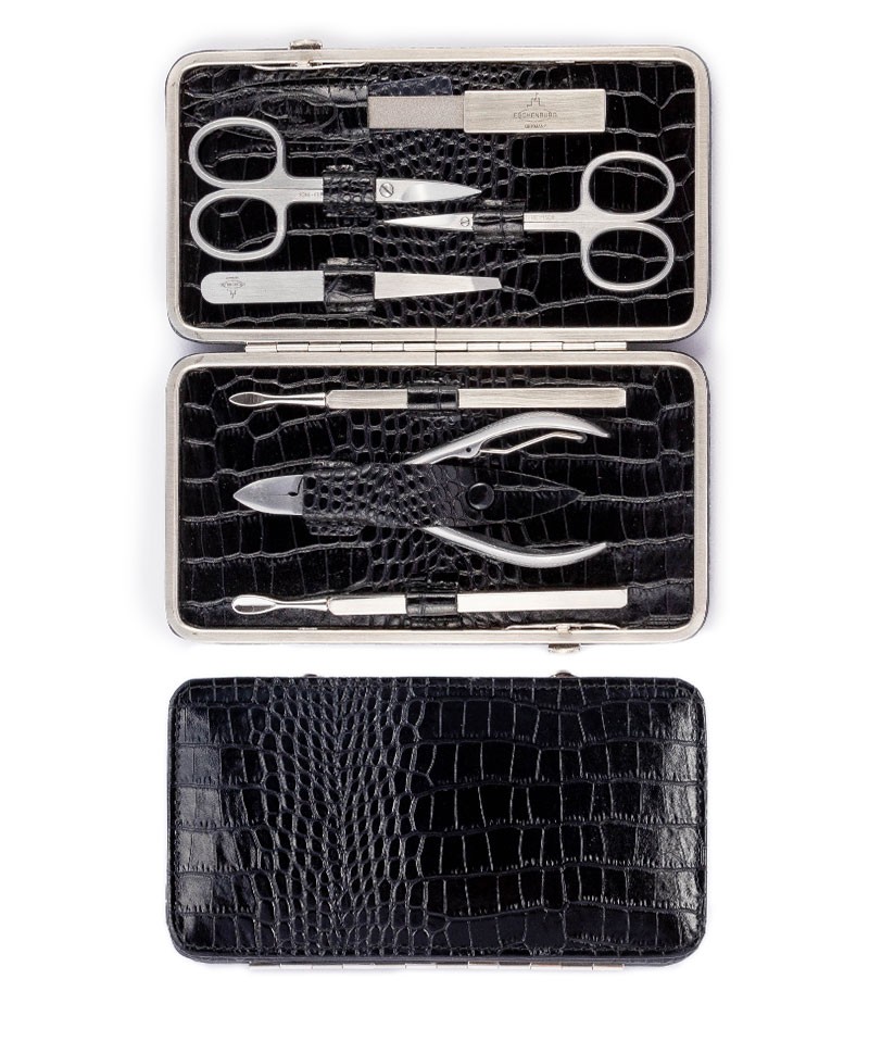 Das Produktbild zeigt das Croc Cowhide Manicure Frame L – Maniküre-Etui Kroko Kalbleder in der Farbe black – im Onlineshop RAUM concept store