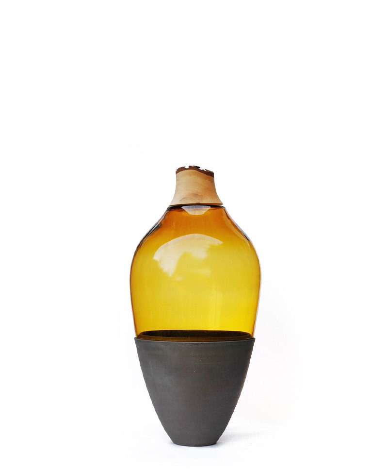 Dieses Produktbild zeigt die Glasvase Tsv5 in amber von Utopia & Utility im RAUM concept store.