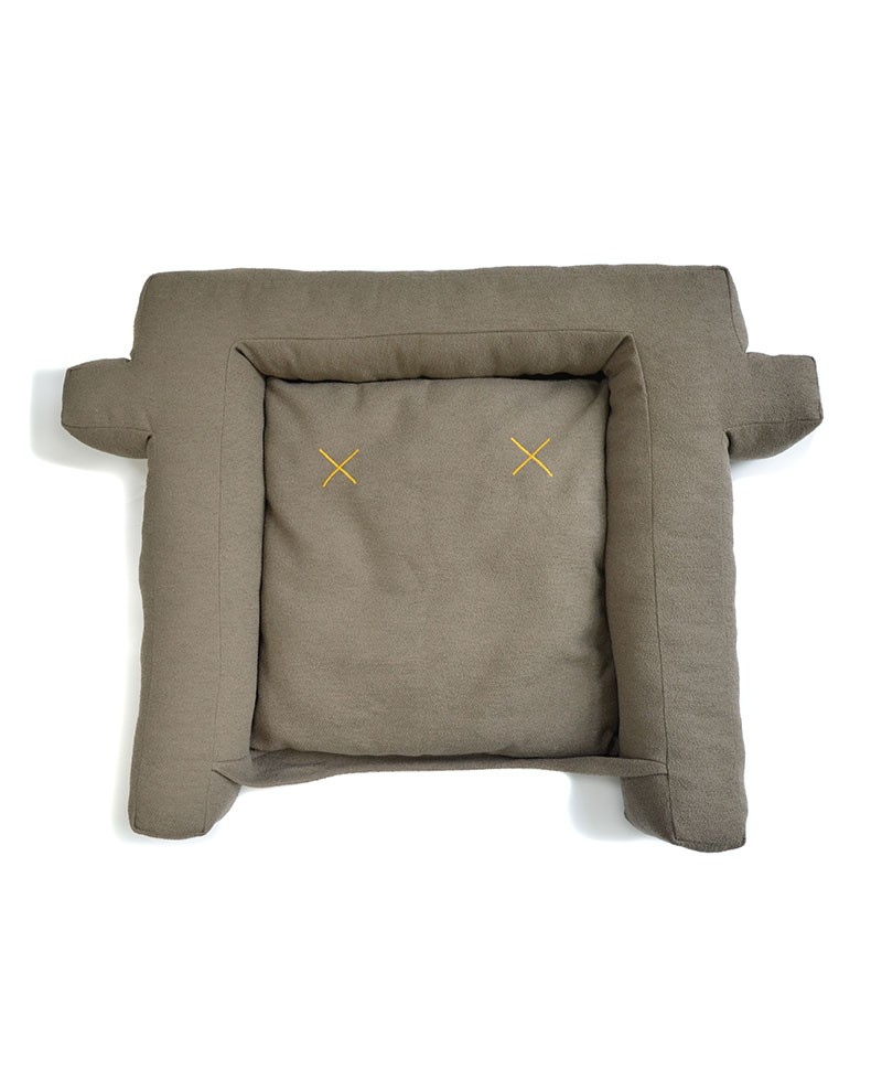 Hier sehen ein Produktbild des Dog Pillow in schlamm der Marke LPJ