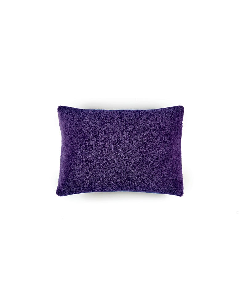 Das Produktbild zeigt das große Wollsamt-Kissen Wool Plush in der Farbe Myrtille von Élitis im RAUM concept store