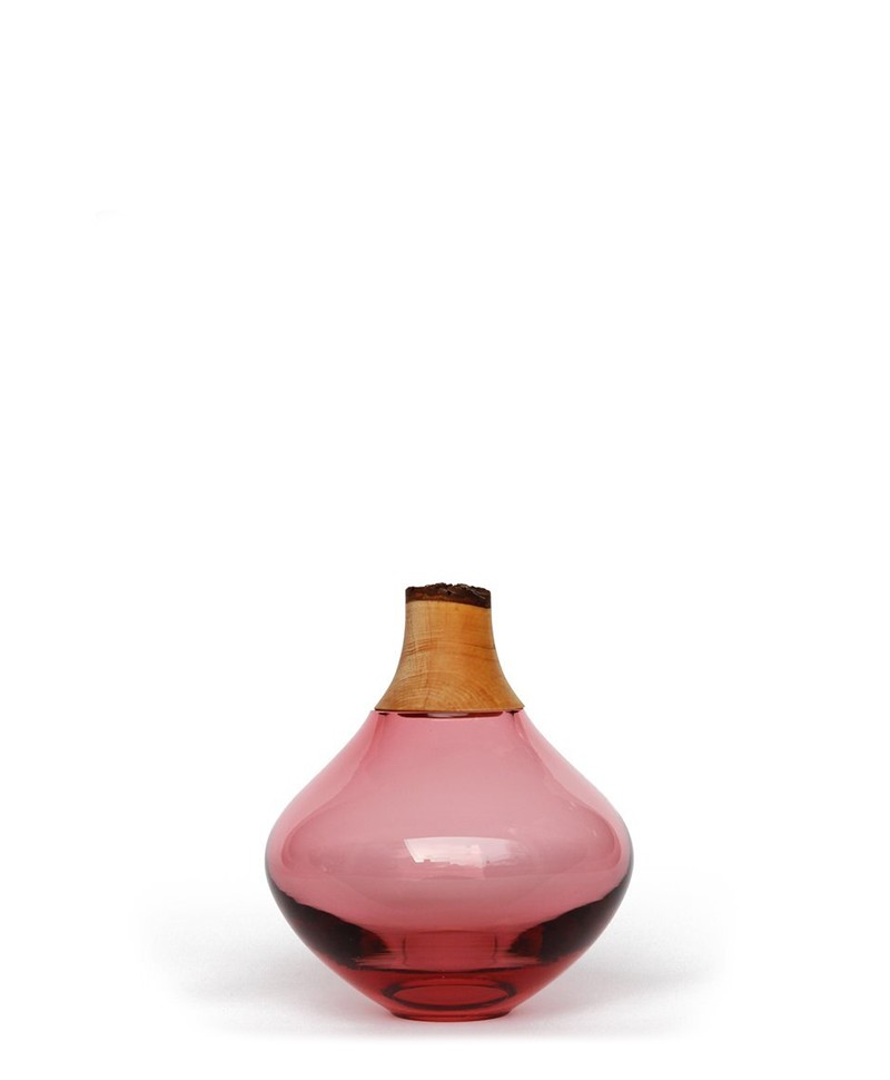 Dieses Produktbild zeigt die Glasvase Matisse 2 in rose von Utopia & Utility im RAUM concept store.