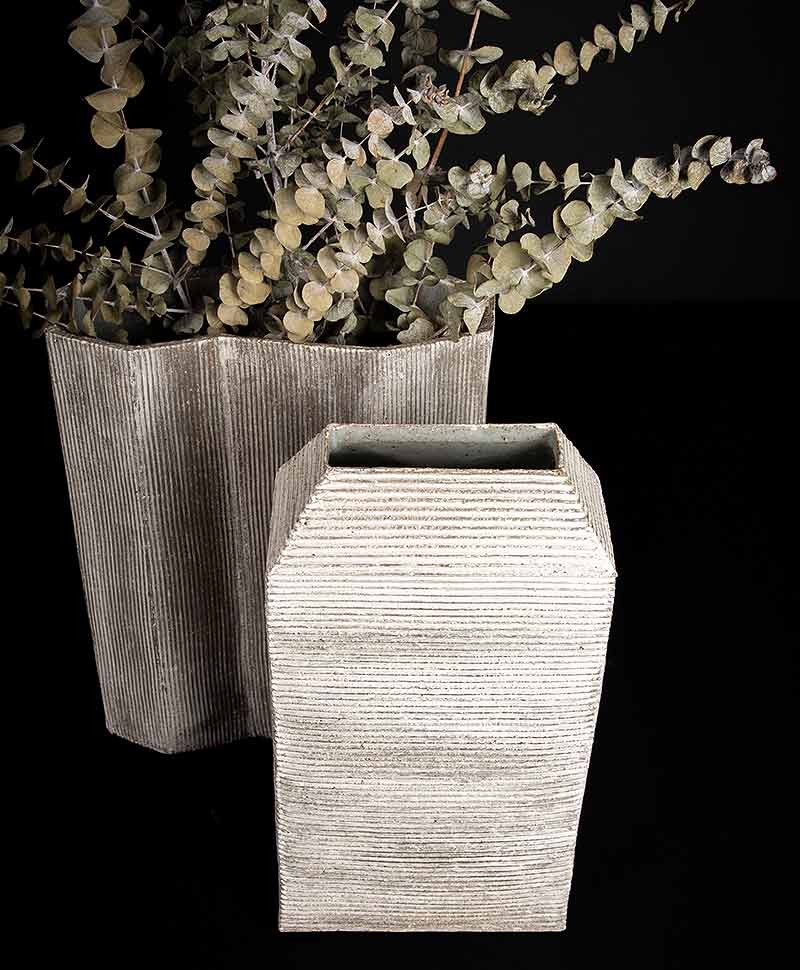 Hier sehen Sie: Handgefertigte Keramik-Vase rechteckig hoch%byManufacturer%