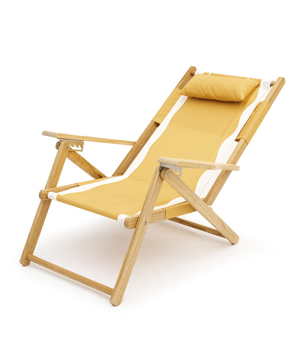 Hier abgebildet ist der The Tommy Chair in Rivie Mimosa von Business & Pleasure Co. – im RAUM concept store