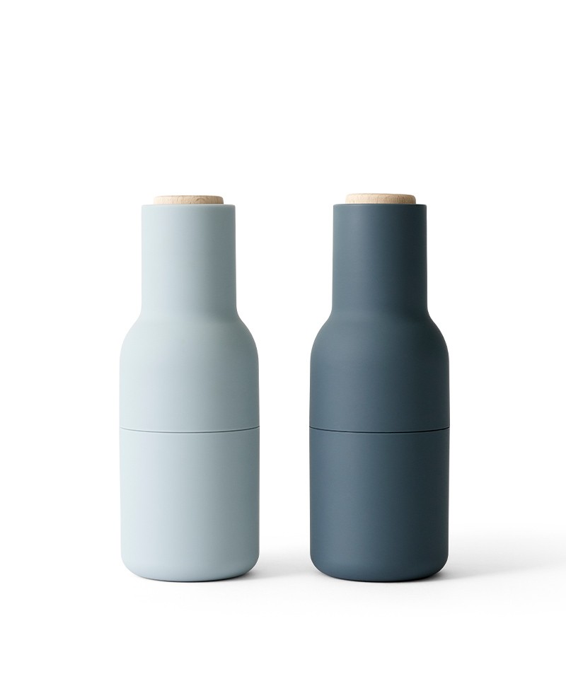 Hier sehen Sie ein Foto der Salz- und Pfeffermühle Bottle Grinders in Blues von Menu Design