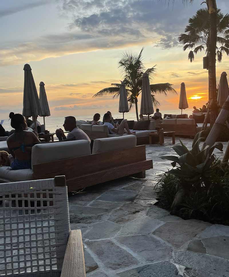 Terasse des Beach Club "The Lawn" im Sonnenuntergang