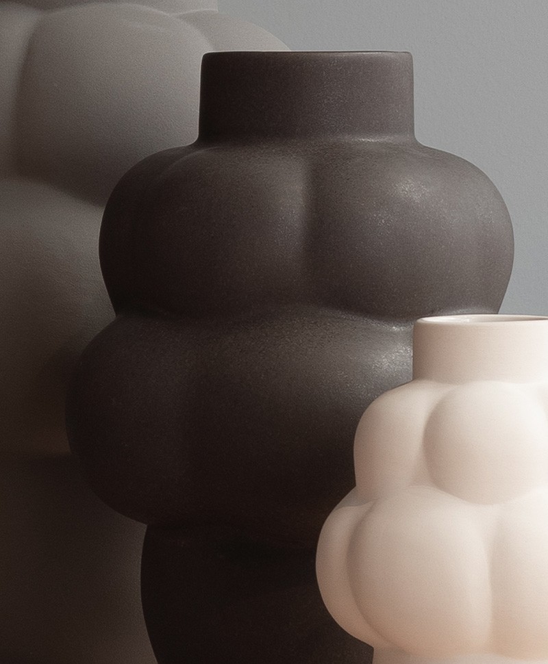 Hier abgebildet die Balloon Ceramic Vase #04 Grande von Louise Roe - RAUM concept store