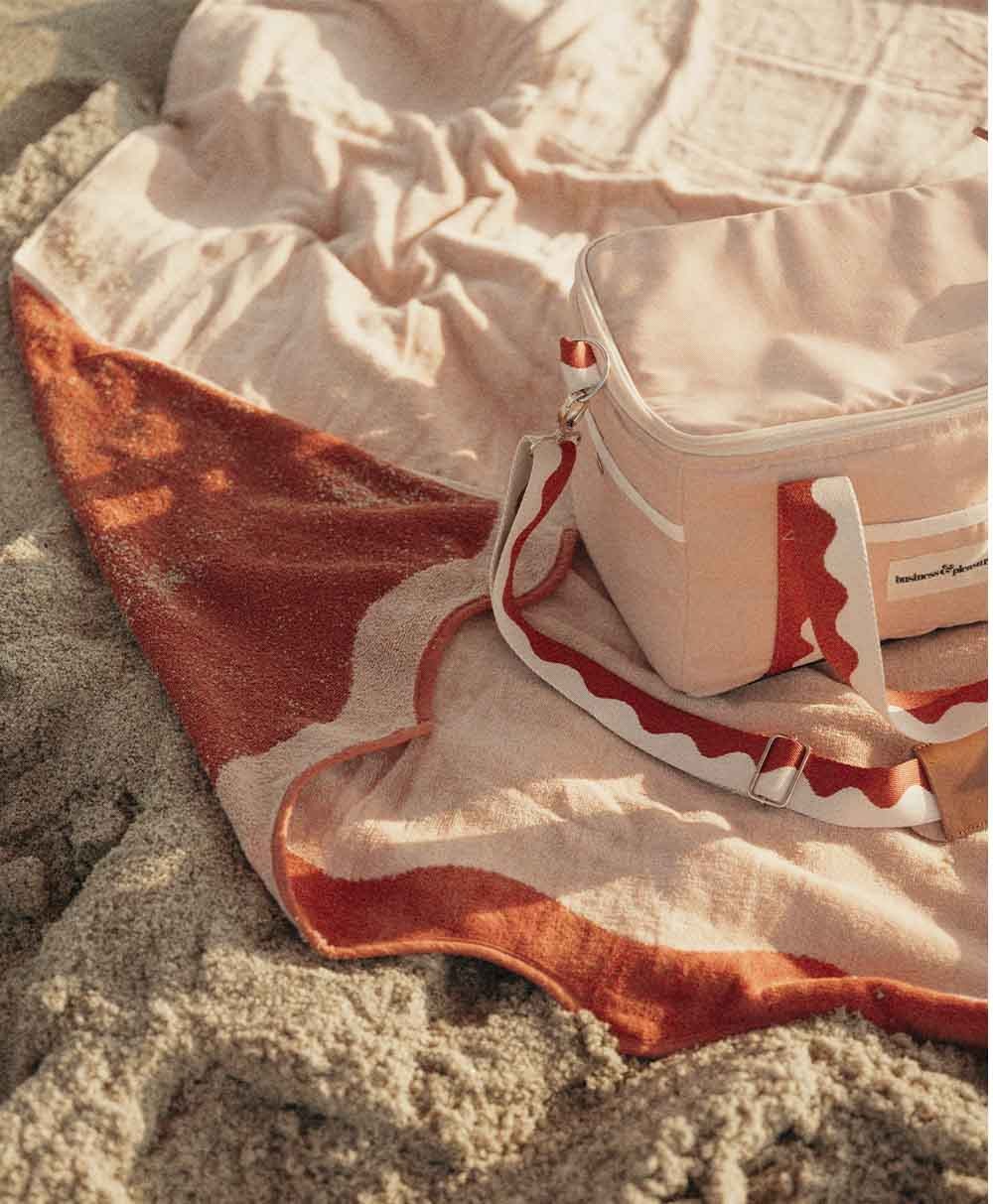 Moodbild zum Strandtuch „Beach Towel“ in der Farbe Rivie Pink aus der 2024 Sommer Kollektion von Business & Pleasure im RAUM concept store.