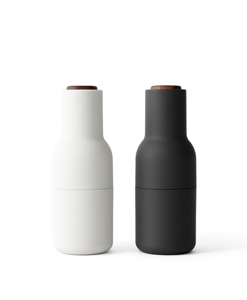 Hier sehen Sie ein Foto der Bottle Grinders in der Farbe Ach / Carbon von Menu Design