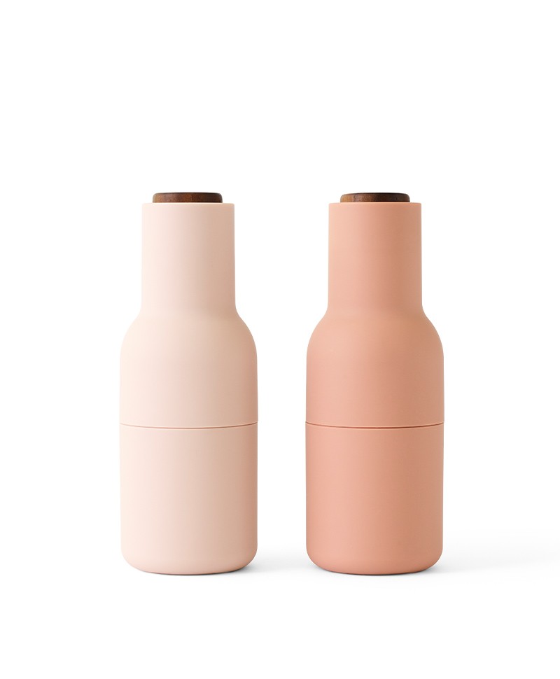 Hier sehen Sie ein Foto der Salz- und Pfeffermühle Bottle Grinders in Nudes von Menu Design