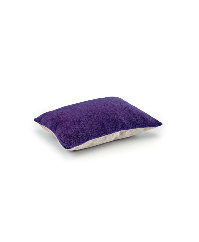 Das Produktbild zeigt das Wollsamt-Kissen Wool Plush in der Farbe Myrtille von Élitis im RAUM concept store