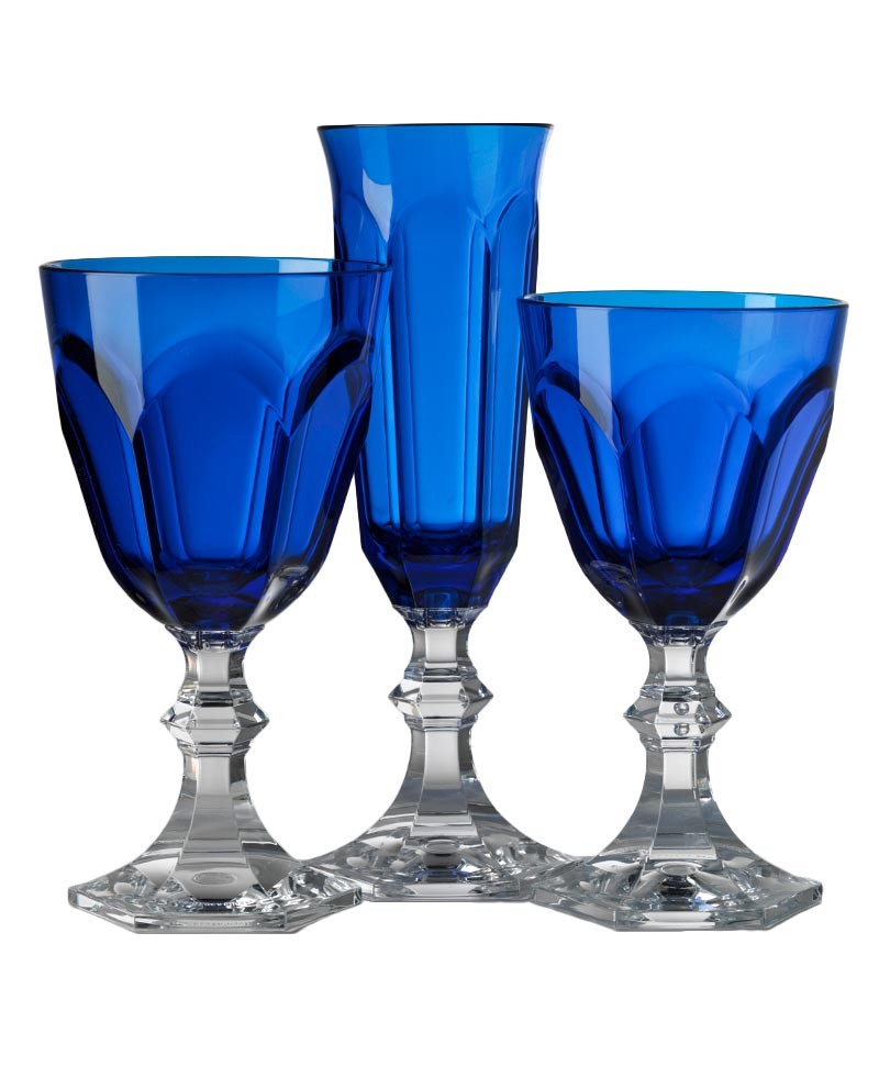Hier sehen Sie das Glas "Dolce Vita" aus Acryl in der Farbe blu
