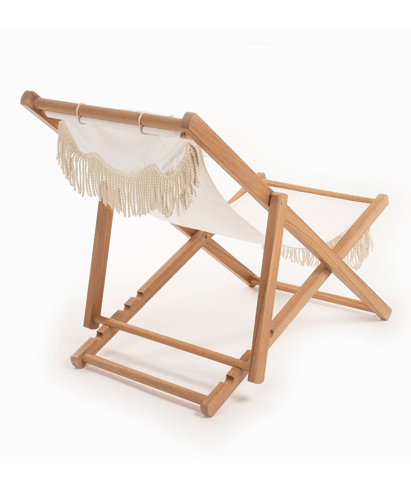Hier abgebildet ist der Premium Sling Chair in antique white von Business & Pleasure Co. – im RAUM concept store