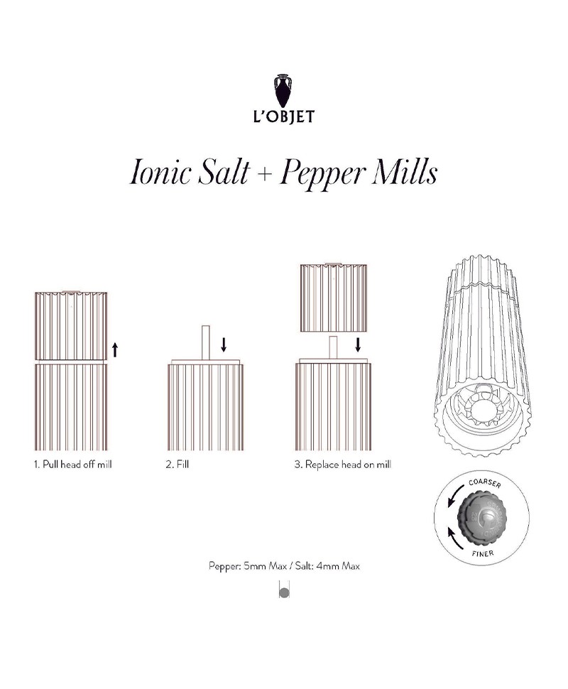 Hier abgebildet ist eine Erklärung der Salz- und Pfeffermühlen aus Eichenholz von L'OBJET – im Onlineshop RAUM concept store