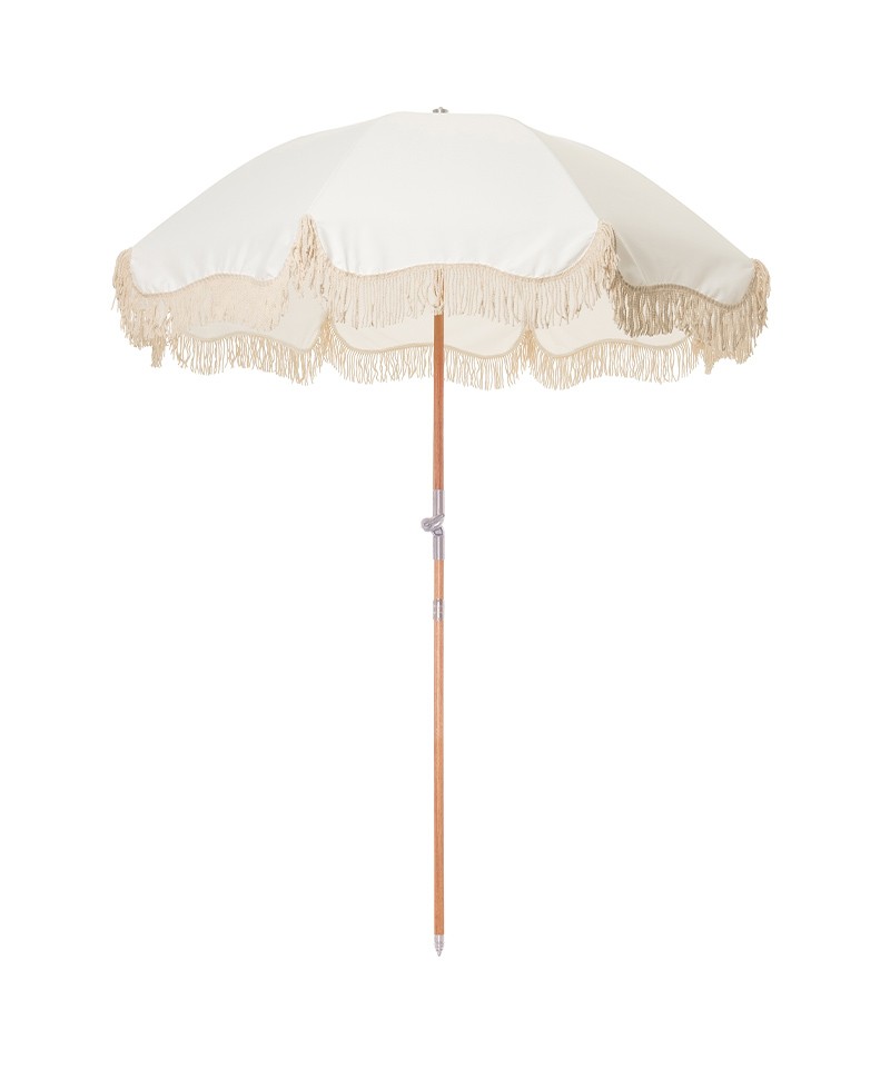 Hier abgebildet ist der Premium Beach Umbrella von Business & Pleasure Co. – im RAUM concept store