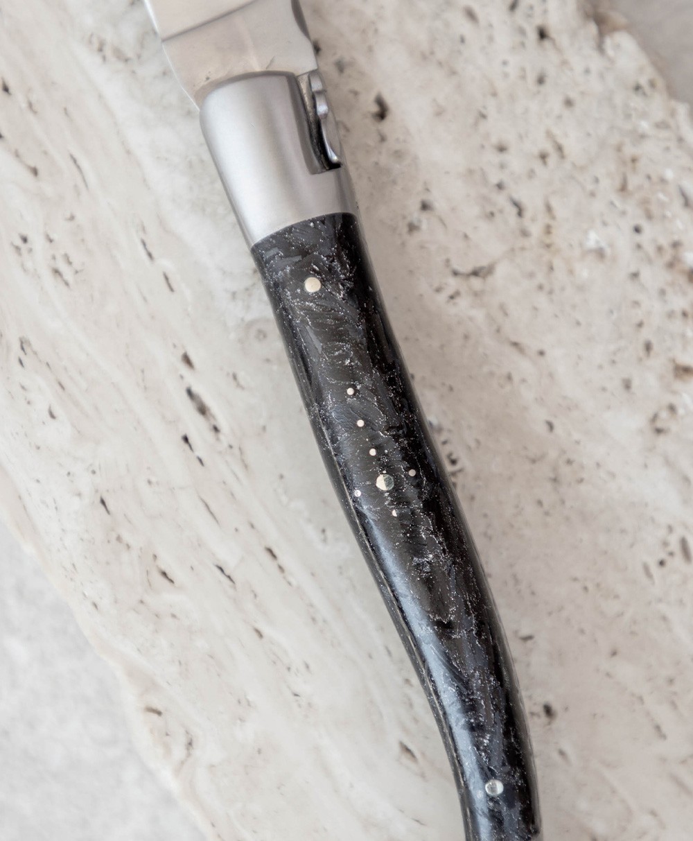 Hier abgebildet ist dasTaschenmesser Karbon mit Farbreflexen Doppelplatine von Laguiole en Aubrac – im Onlineshop RAUm concept store