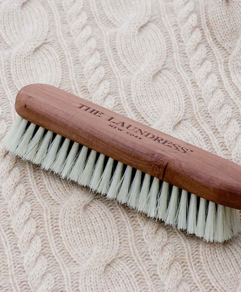 Dieses Moodbild zeigt die Kaschmirbürste Cashmere Brush von The Laundress im RAUM concept store.