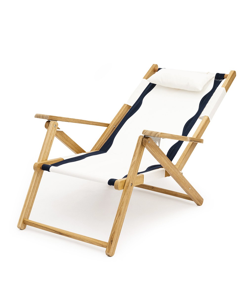 Hier abgebildet ist der The Tommy Chair in Rivie White von Business & Pleasure Co. – im RAUM concept store