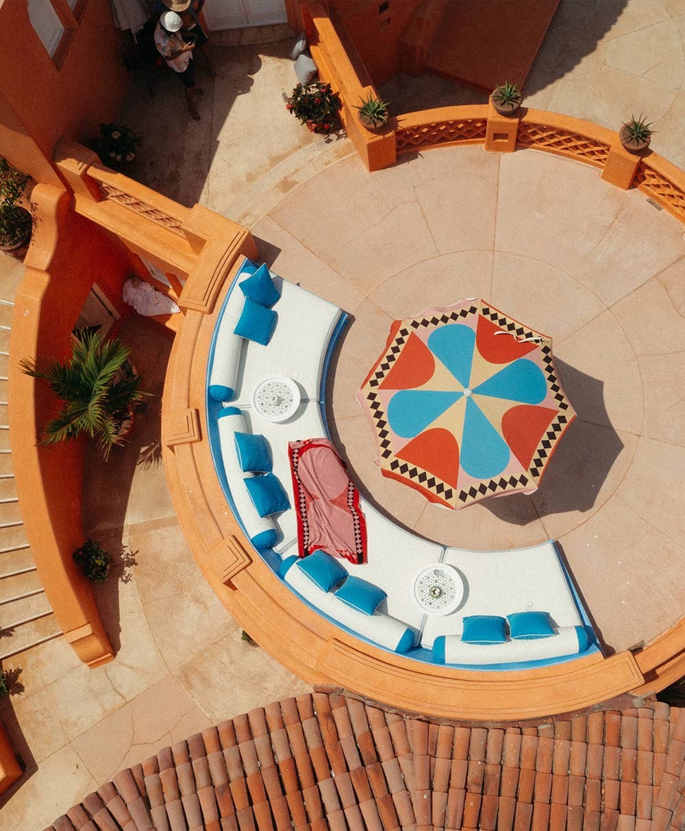 Moodbild des pinken Amalfi Beach Umbrella im Diamond Design aus der 2023 Sommer Kollektion von Business&Pleasure im RAUM concept store.