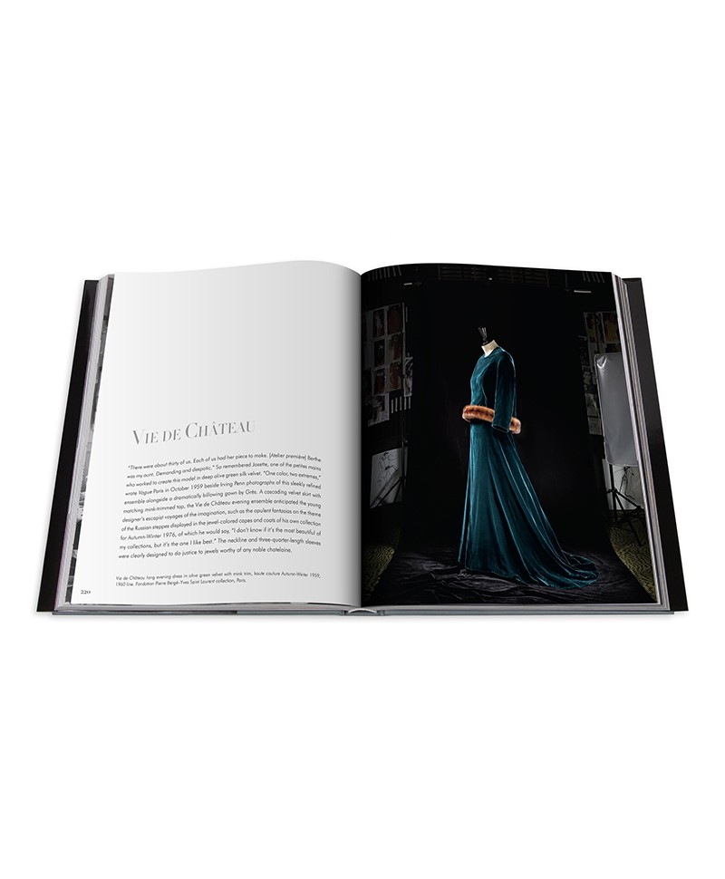Hier sehen Sie die Innenansicht vom Bildband Dior by YSL von Assouline im RAUM concept store