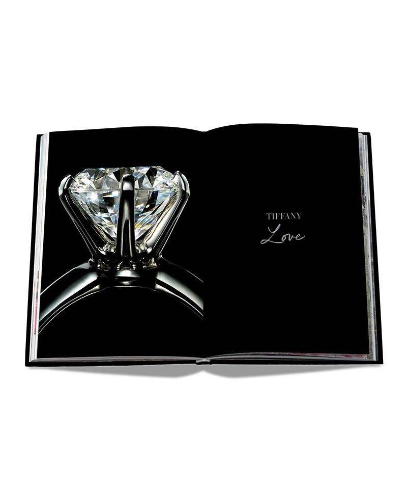 Dieses Produktbild zeigt einen Einblick in den Bildband Tiffany von Assouline im RAUM concept store.