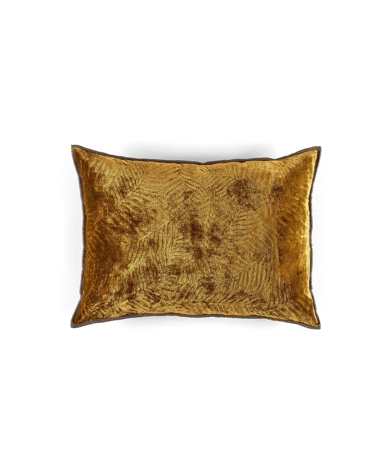 Das Produktbild zeigt das kleine Kissen Ibiza in der Farbe gold – im RAUM concept store