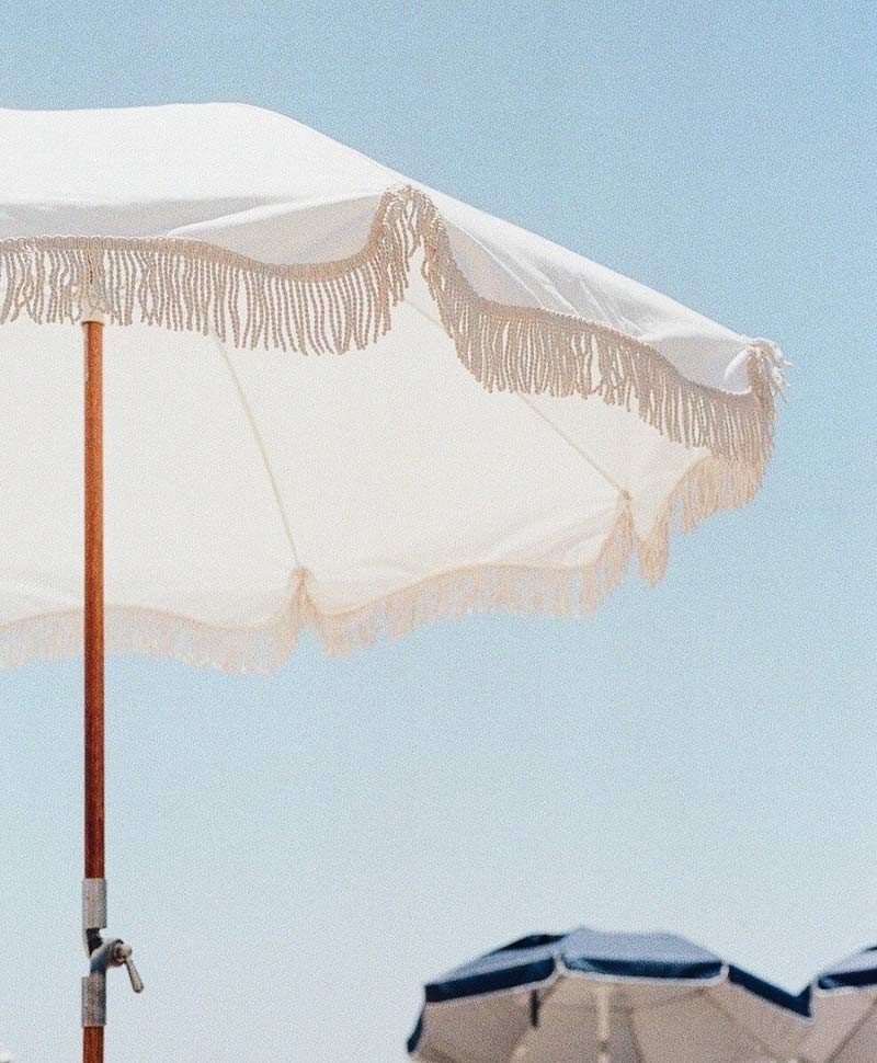 Hier abgebildet ist ein Moodbild des Premium Beach Umbrella von Business & Pleasure Co. – im RAUM concept store