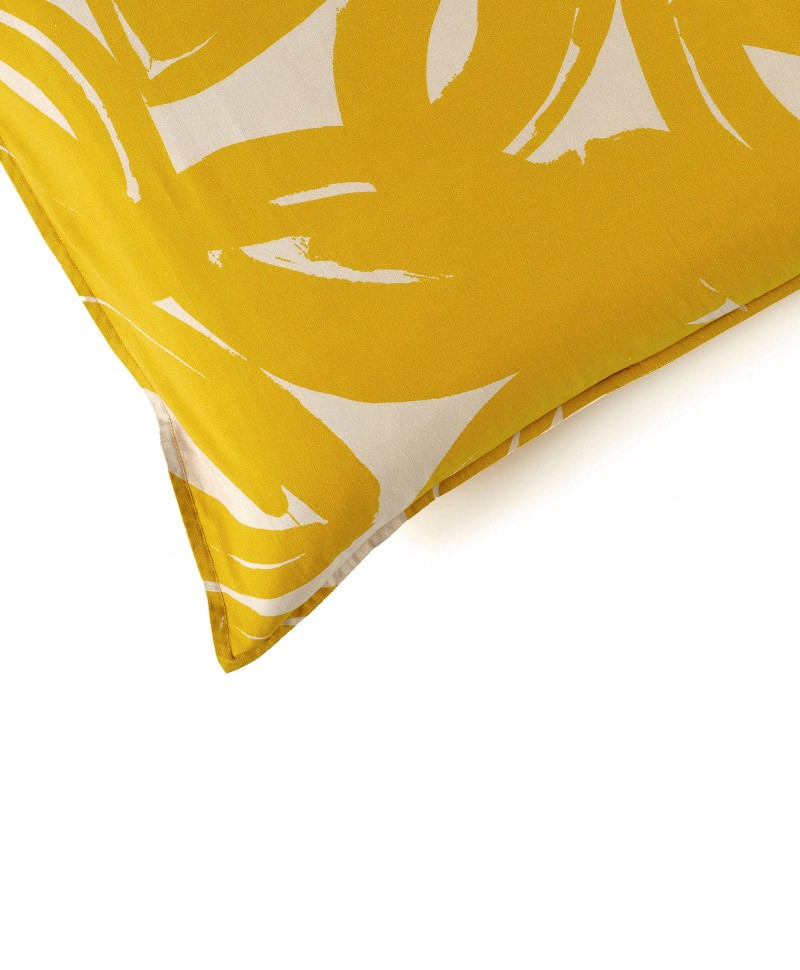 Das Produktfoto zeigt eine Detailaufnahme des Kissen Paradise in der Farbe sunny von Élitis im Onlineshop RAUM concept store 