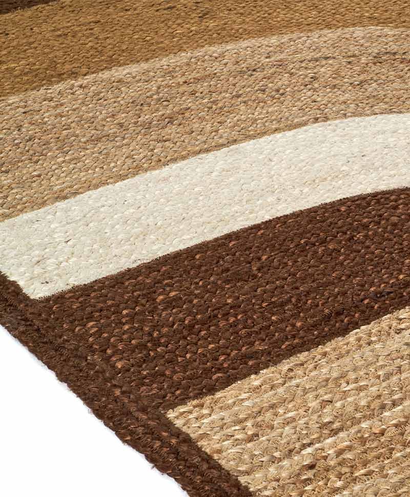 Das Produktbild zeigt eine Nahaufnahme des Teppich Penny Lane in der Farbe Caramel von Élitis im RAUM concept store