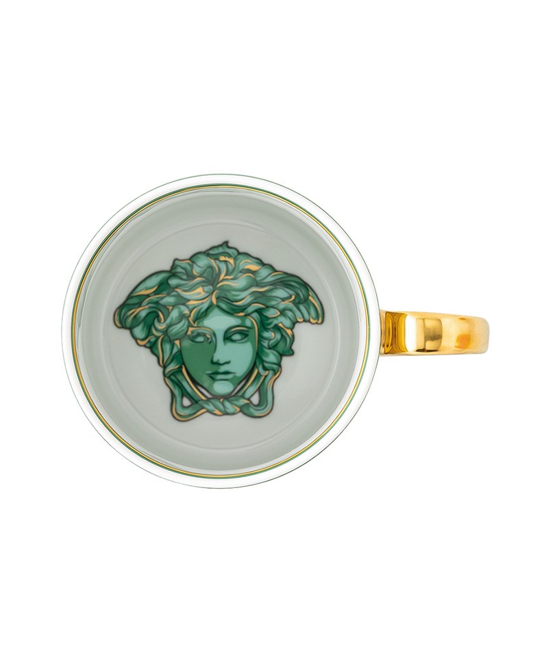 .Hier sehen Sie ein Produktbild von dem Becher Medusa Amplified green coin von Rosenthal x Versace- RAUM concept store