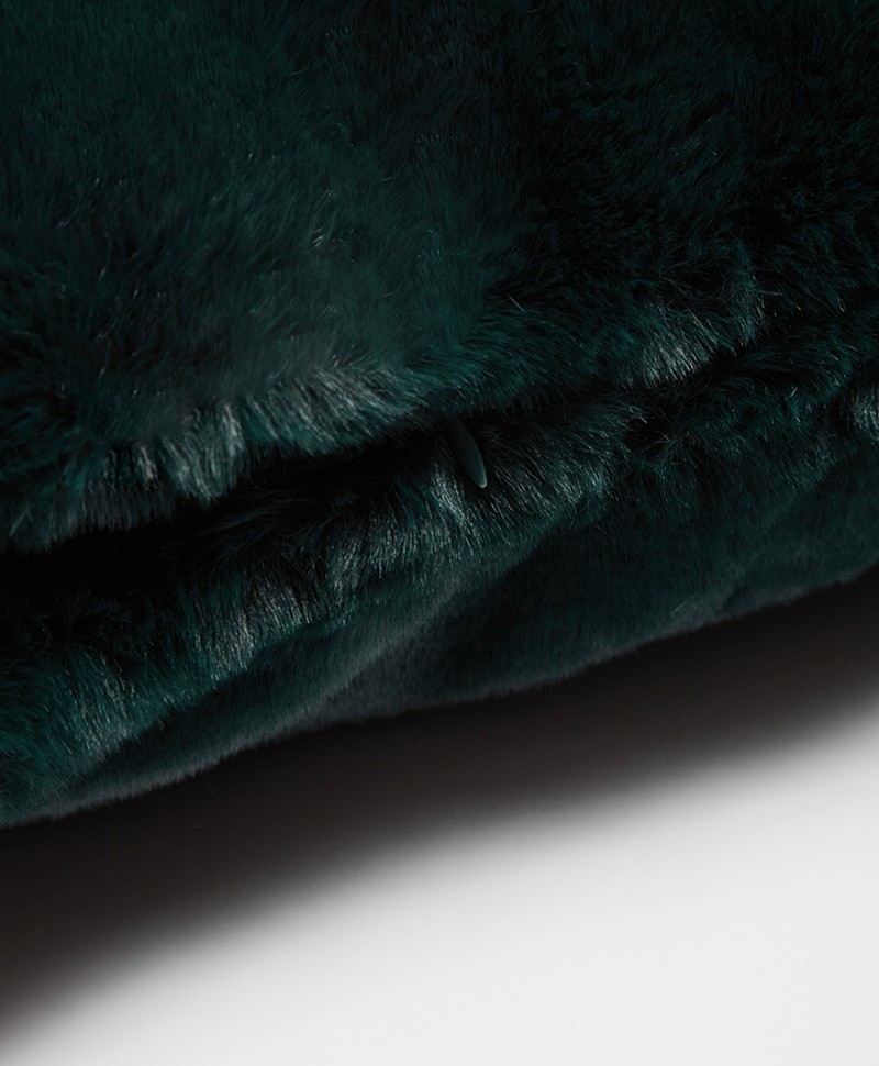 Das Foto zeigt eine Detailaufnahme des Kissen aus Kunstfell von der Marke Apparis in der Farbe emerald green – im Onlineshop RAUM concept store