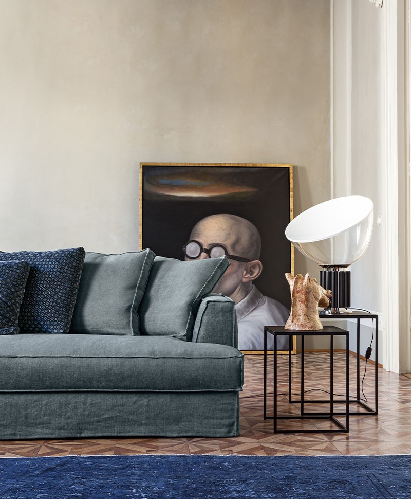 Ein blaues Sofa von Flexteam vor einem Gemälde