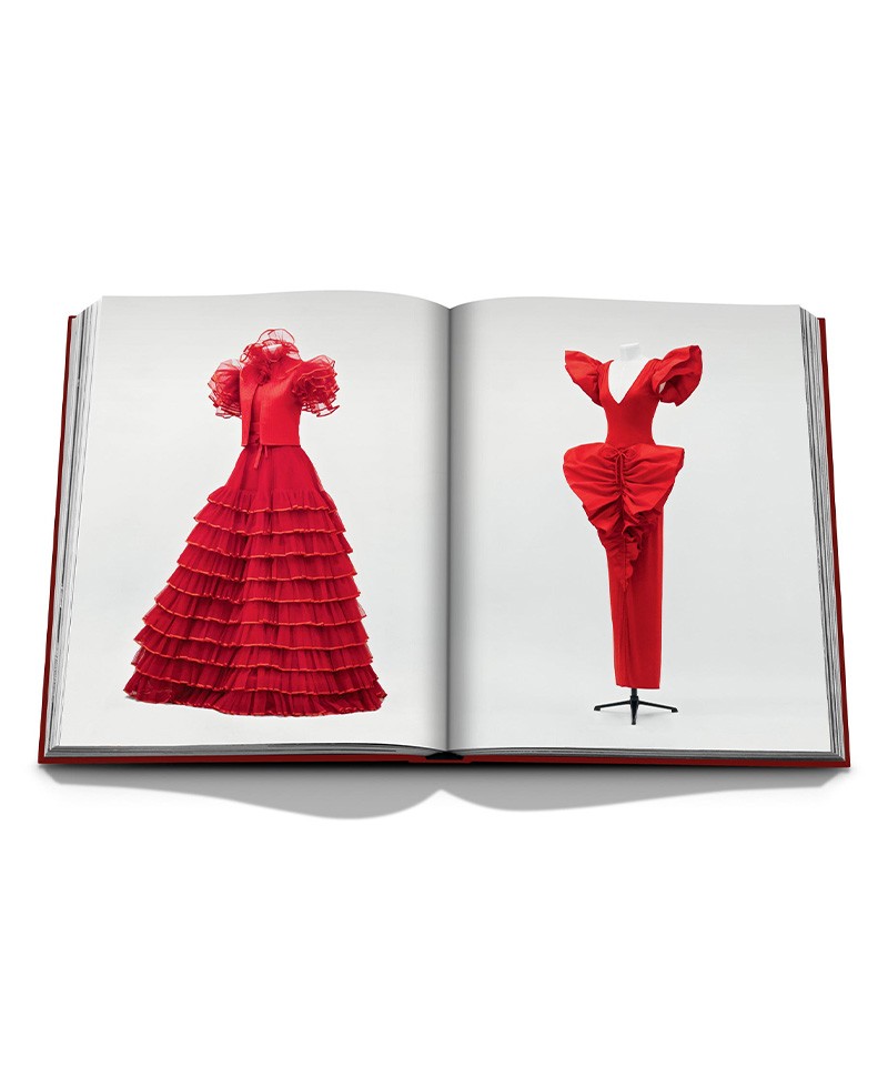 Einblick in den Bildband Valentino Rosso von Assouline im RAUM concept store