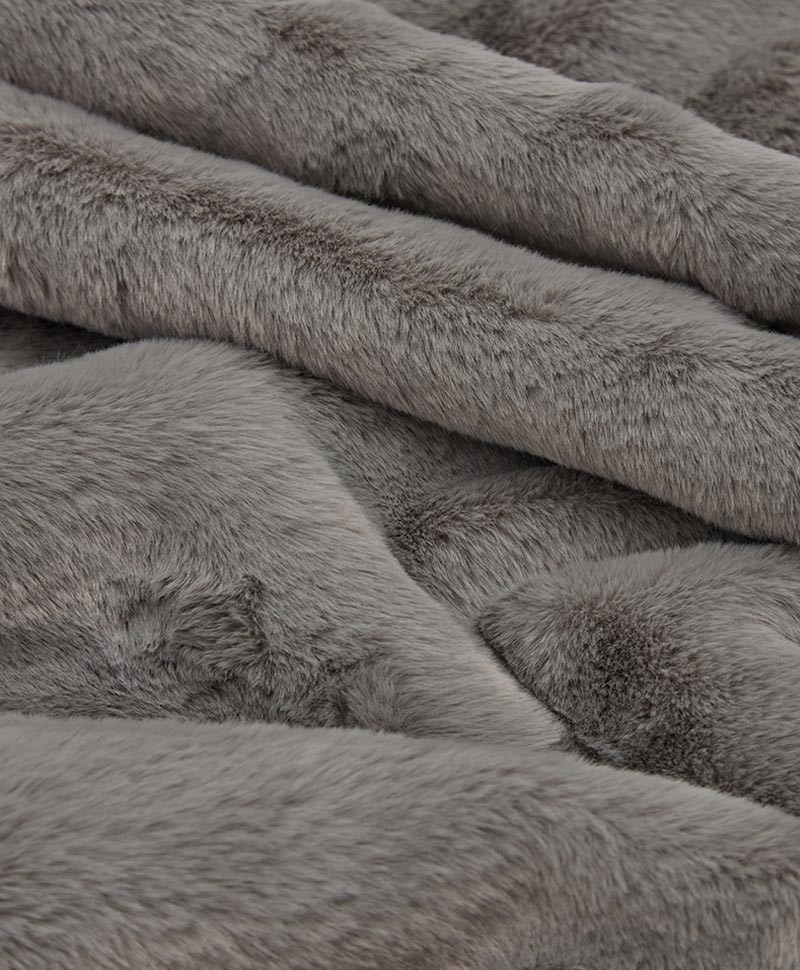 Das Foto zeigt eine Detailaufnahme der Decke Brady aus Kunstfell von der Marke Apparis in der Farbe smoke – im Onlineshop RAUM concept store