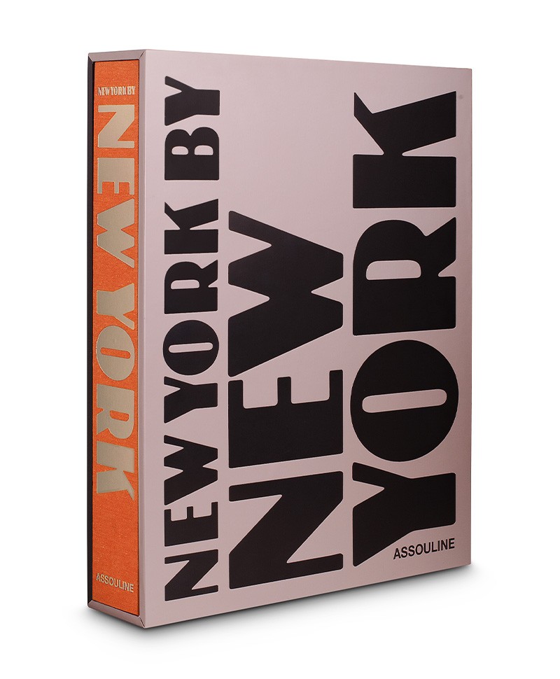 Hier sehen Sie die Seitenansicht von dem Bildband New York by New York von der Marke Assouline – RAUM concept store