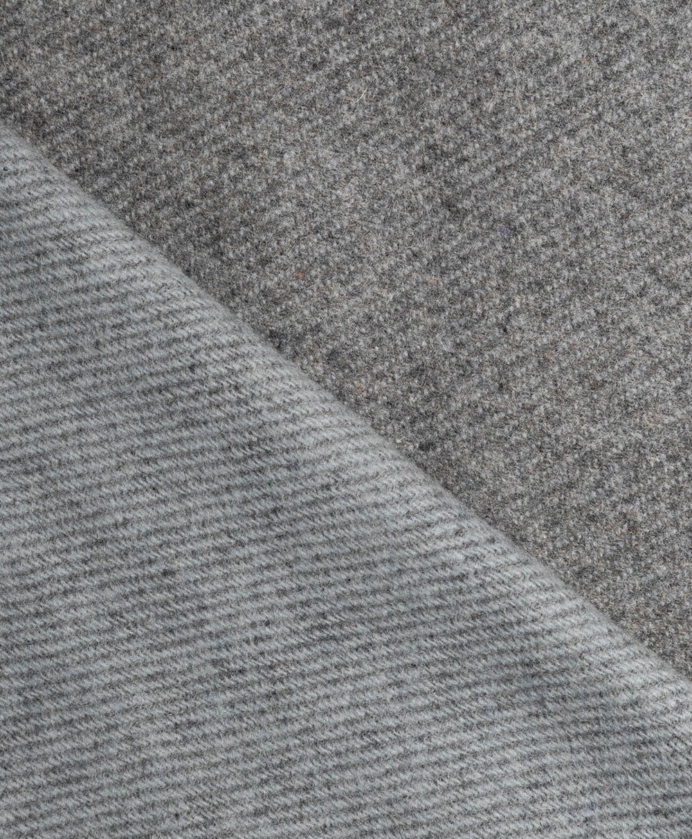 Detailshot der Aspen Decke aus 100% Kaschmir von Christian Fischbacher – im RAUM concept store