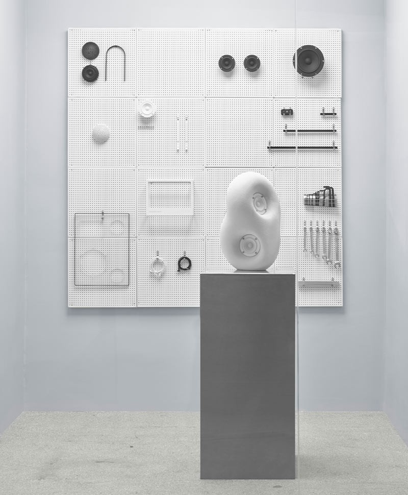 Dieses Moodbild zeigt den Acoustic Sculpture Speaker von Transparent im RAUM concept store.
