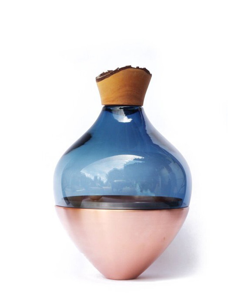 Dieses Produktbild zeigt die Glasvase India 2 in blue von Utopia & Utility im RAUM concept store.