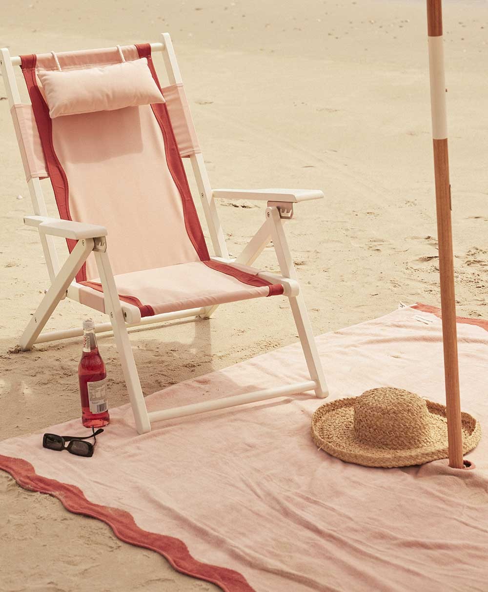 Moodbild der Stranddecke „Beach Blanket“ in der Farbe Rivie Pink  aus der 2024 Sommer Kollektion von Business & Pleasure im RAUM concept store.