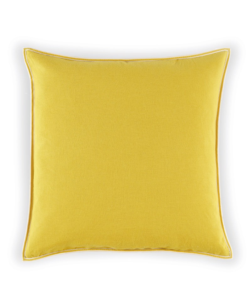 Das Produktbild zeigt das große quadratische Kissen Philia in der Farbe Lemon – im RAUM concept store
