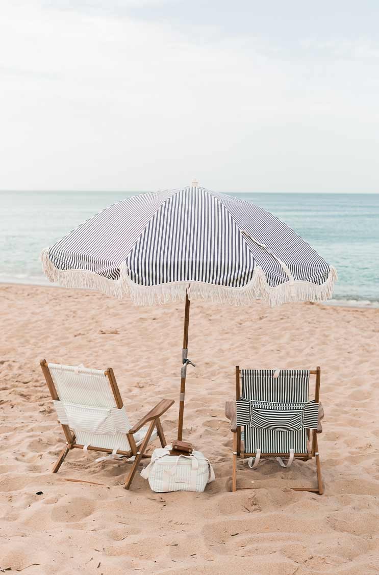 Hier sehen Sie ein Moodbild der Strandstühle und Sonnenschirme von Business&Pleasure im RAUM concept store.