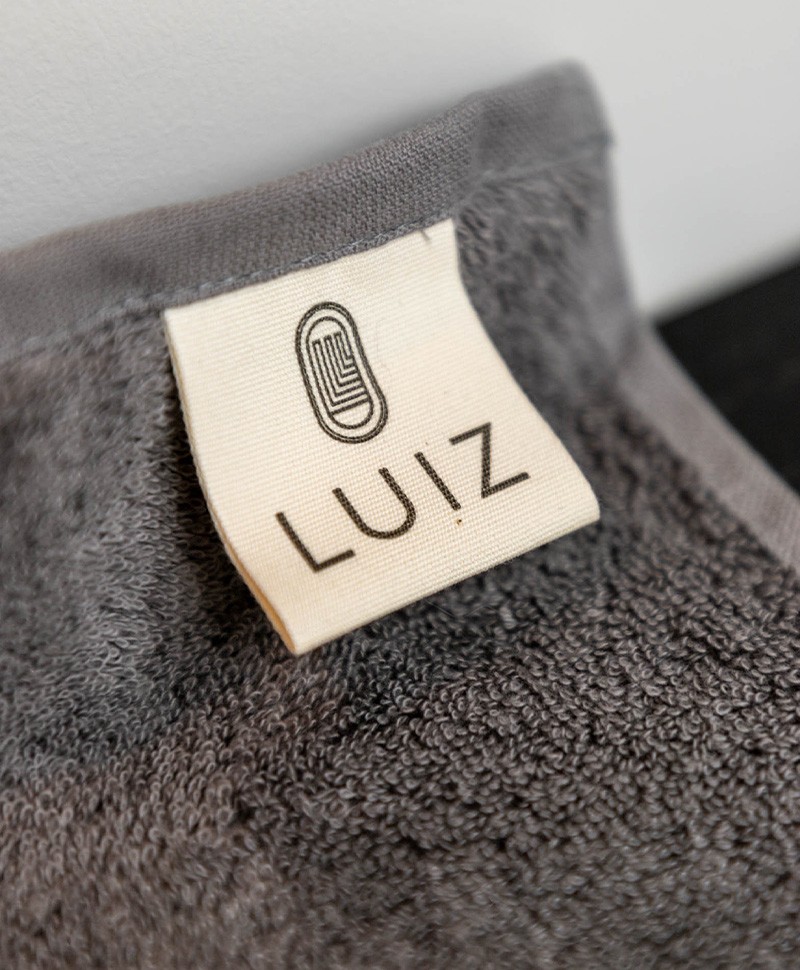 Hier abgebildet ist ein Moodbild des Frottee-Handtuch getty von decode by luiz – im Onlineshop RAUM concept store