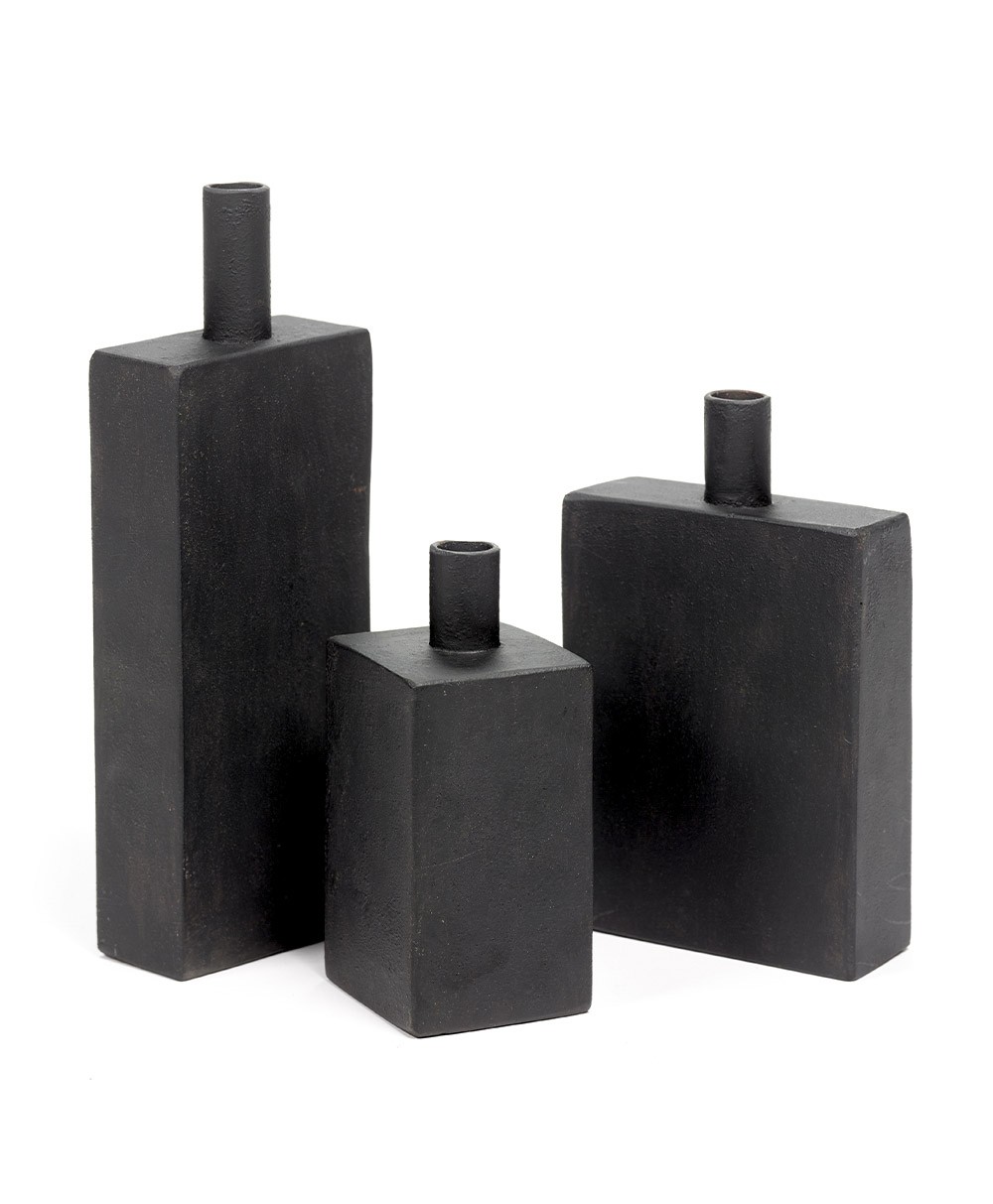 Hier abgebildet sind alle Varianten von Vase Black Moro von Antonio Sciortino mit Serax - RAUM concept store